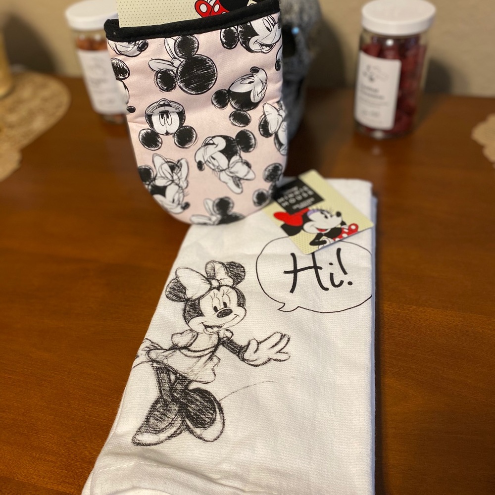 Minnie Mouse oven mitts and Minnie Mouse towels